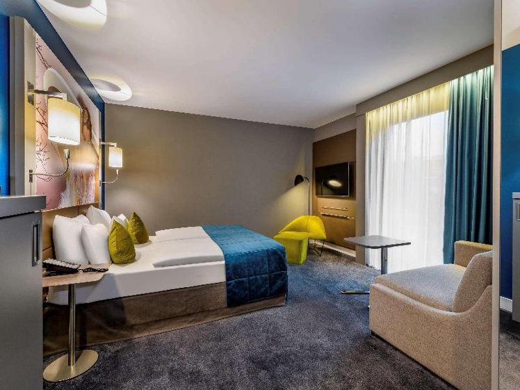 DOUBLE SUPERIOR QUEEN BED Room
