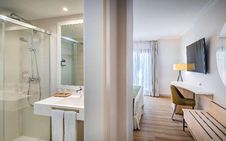 Double or Twin POOL VIEW Room