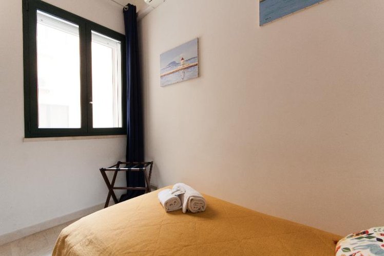 SINGLE WITH SHARED BATHROOM Room
