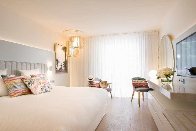 DOUBLE DELUXE QUEEN BED Room