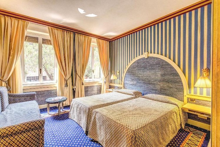 TRIPLE TWO BEDS Room