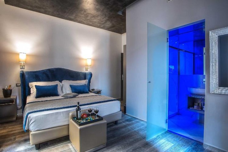 DOUBLE SUPERIOR QUEEN BED Room
