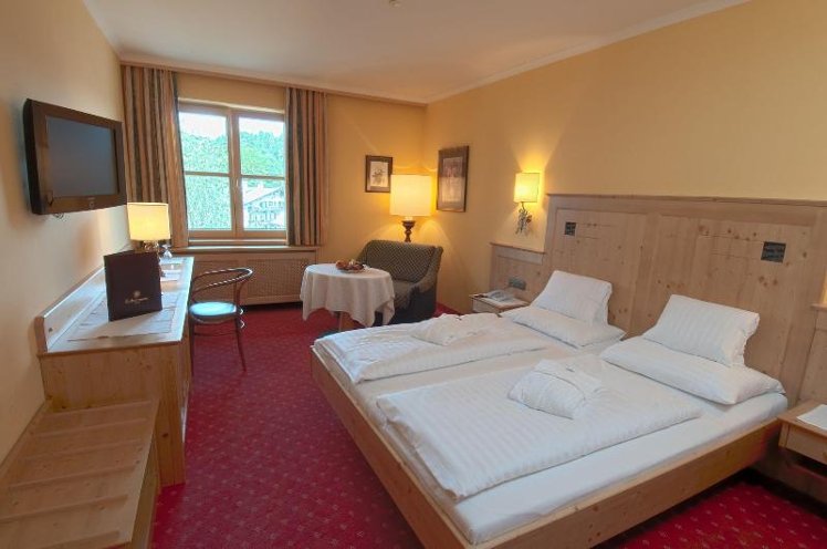 DOUBLE CLASSIC QUEEN BED Room