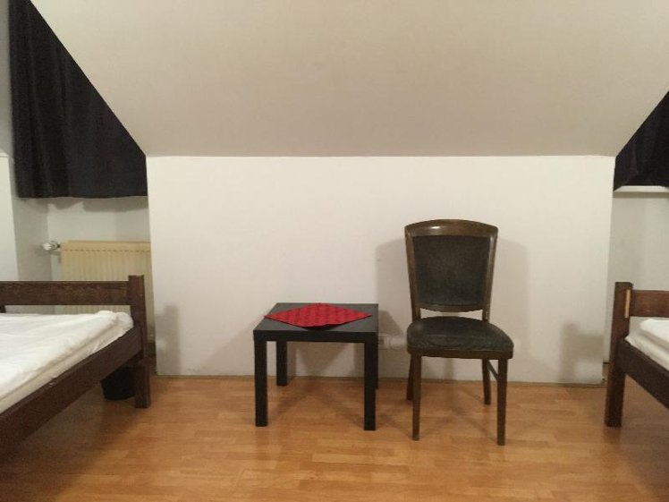 TWIN WITH SHARED BATHROOM Room