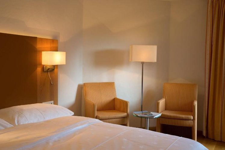 DOUBLE QUEEN SIZE BED Room