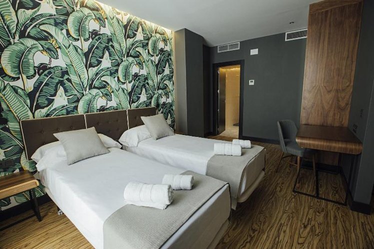 DOUBLE QUEEN SIZE BED Room