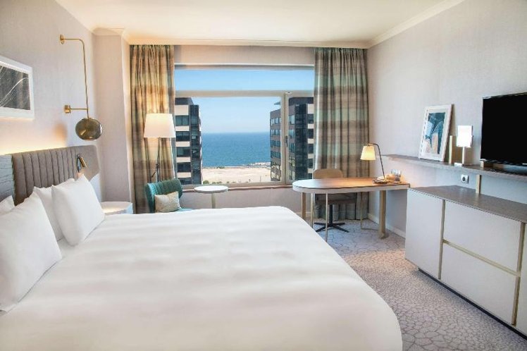 DOUBLE POOL VIEW KING BED Room