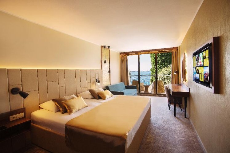 FAMILY ROOM DELUXE WITH BALCONY Room