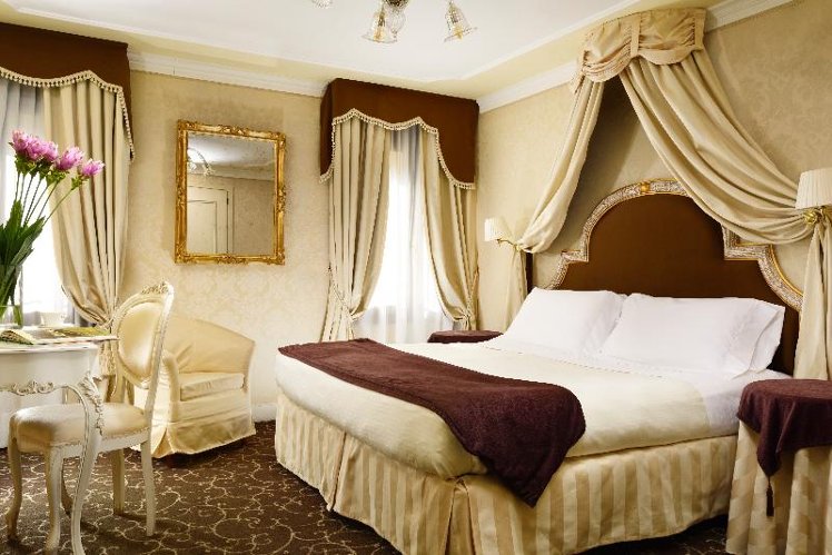 DOUBLE SUPERIOR Room