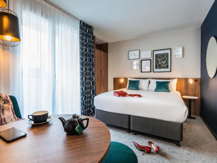 DOUBLE QUEEN SIZE BED Room
