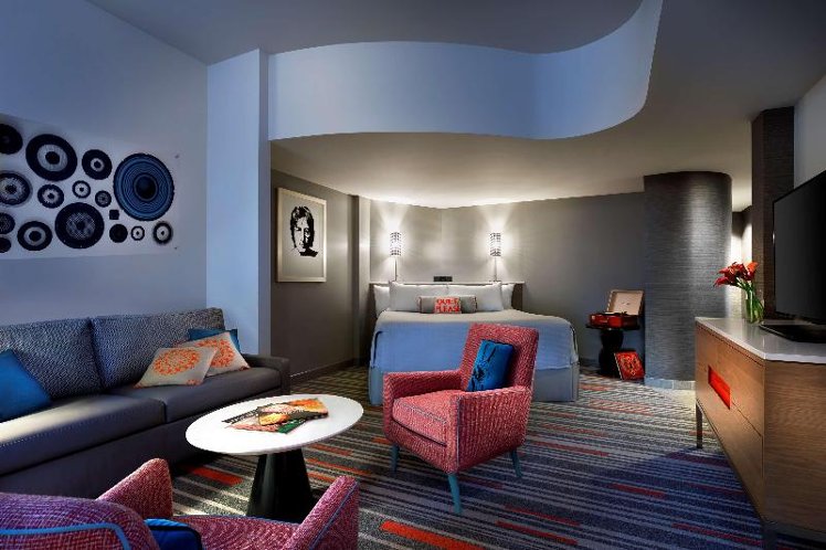 TRIPLE KING SIZE BED Room