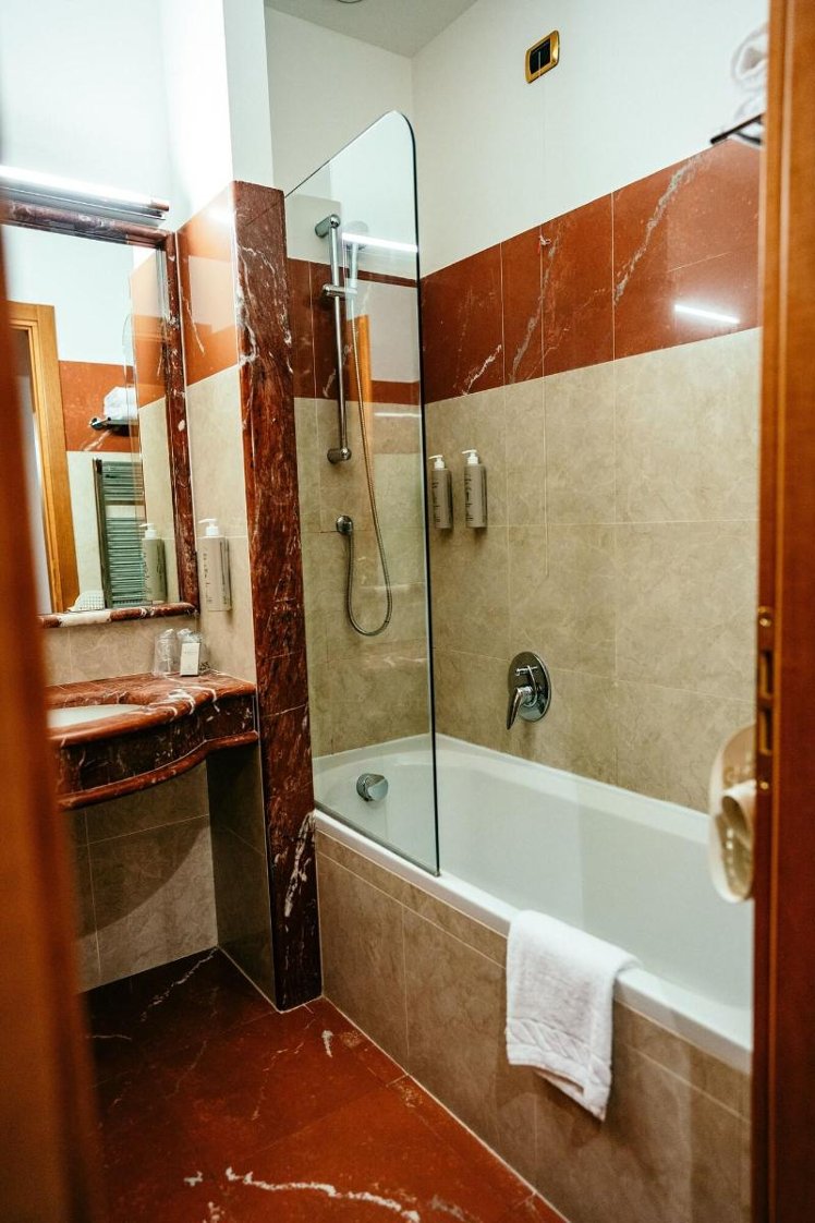 DOUBLE SINGLE USE WITH DOUBLE BED Room