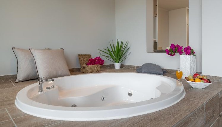 SUITE DELUXE WITH JACUZZI Room