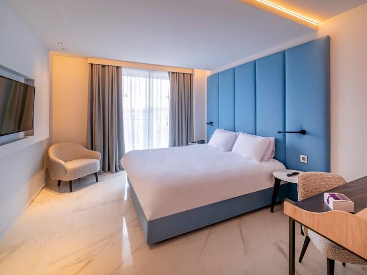 DOUBLE QUEEN SIZE BED Room