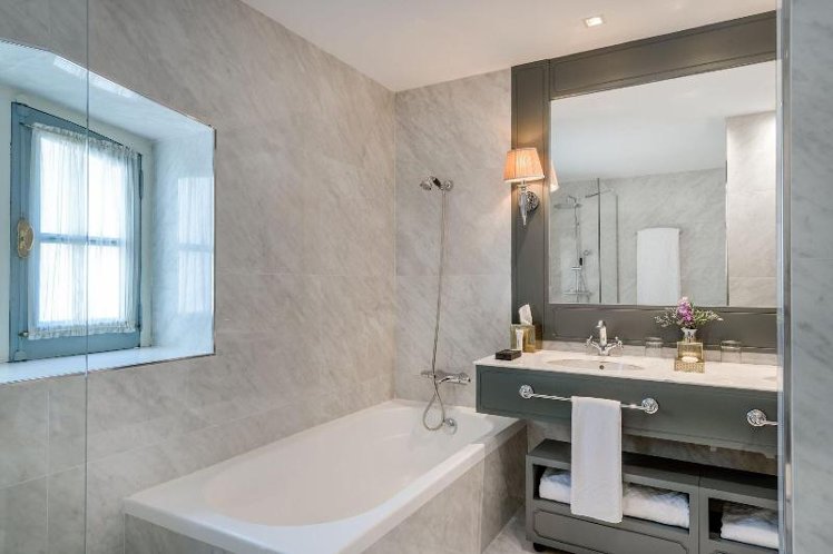 DOUBLE PREMIUM KING BED Room