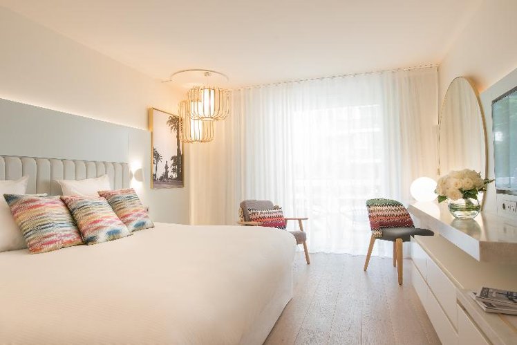 DOUBLE DELUXE QUEEN BED Room