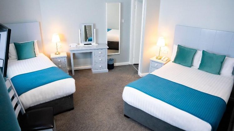 TRIPLE TWO BEDS Room