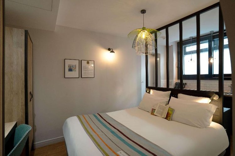 STUDIO QUEEN SIZE BED Room