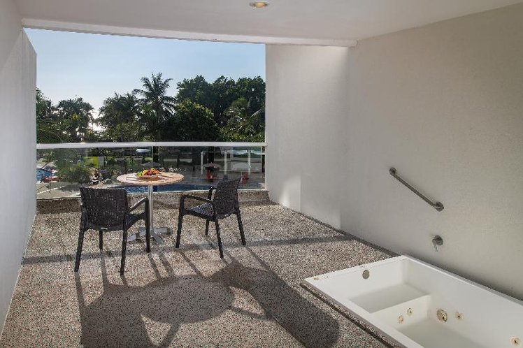 JUNIOR SUITE PARTIAL OCEAN VIEW KING BED Room