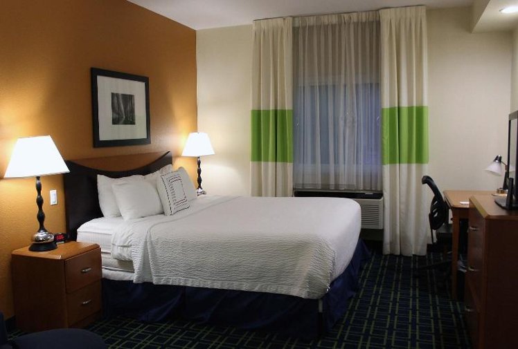 STUDIO KING SIZE BED Room
