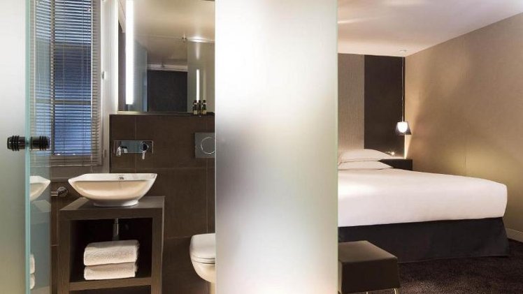 DOUBLE QUEEN SIZE BED Room