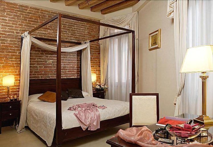 DOUBLE SUPERIOR Room