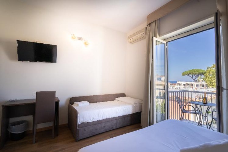 TRIPLE WITH BALCONY Room