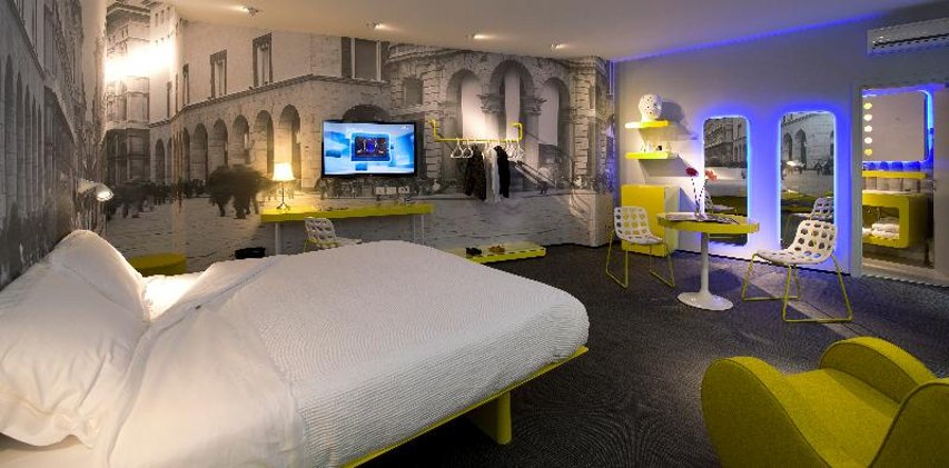 DOUBLE BUSINESS KING BED Room