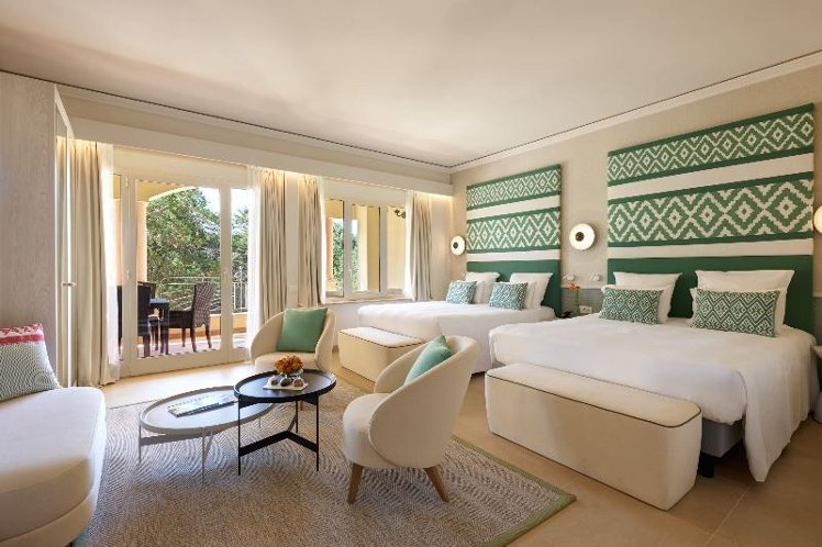 FAMILY ROOM GARDEN VIEW Room