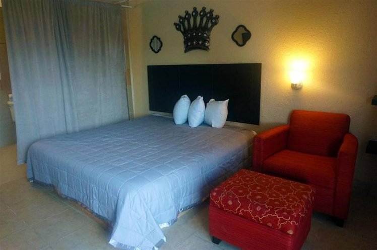 SINGLE KING SIZE BED Room