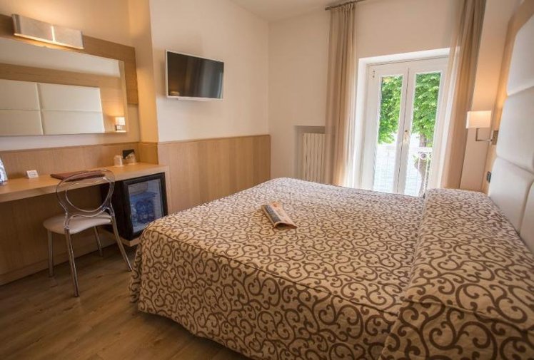 DOUBLE LAKE VIEW Room
