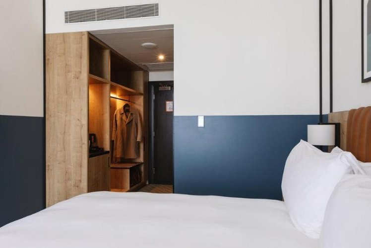 DOUBLE QUEEN SIZE BED Room