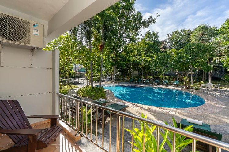 TRIPLE POOL VIEW Room