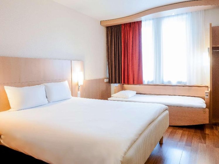 FAMILY ROOM WITH DOUBLE BED Room