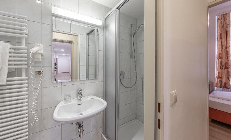 TRIPLE STANDARD Room