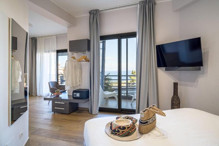 DOUBLE QUEEN SIZE BED Room