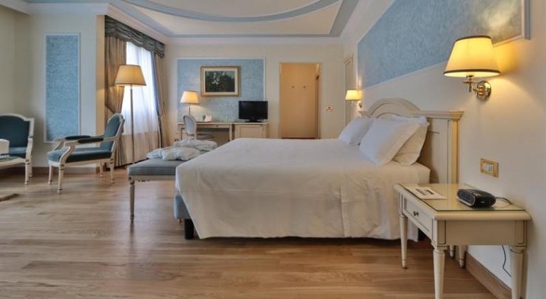 JUNIOR SUITE STANDARD Room