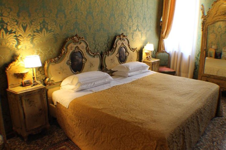 SUITE QUEEN SIZE BED Room
