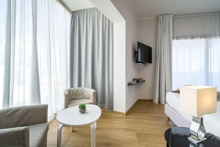 DOUBLE DELUXE QUEEN BED Room