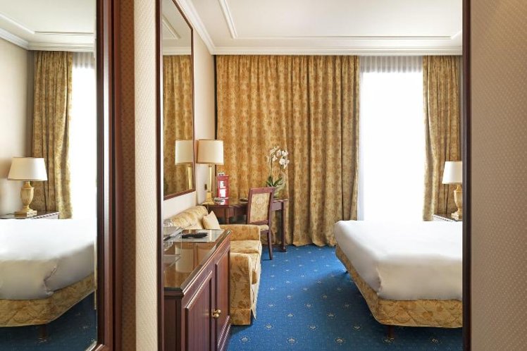 DOUBLE CLASSIC KING BED Room