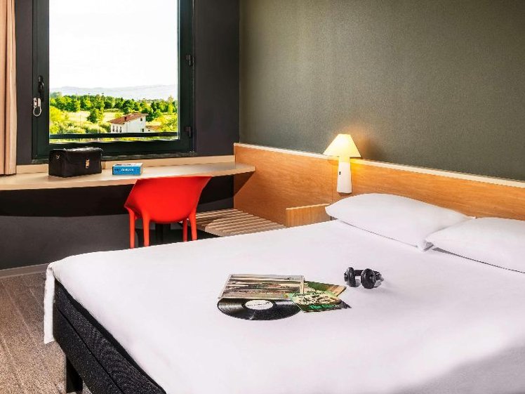 DOUBLE WITH DOUBLE BED Room