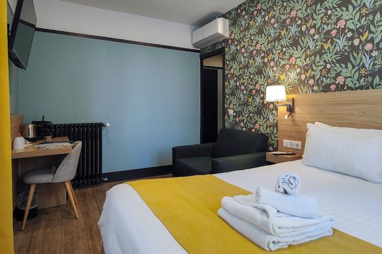 DOUBLE SUPERIOR QUEEN BED Room