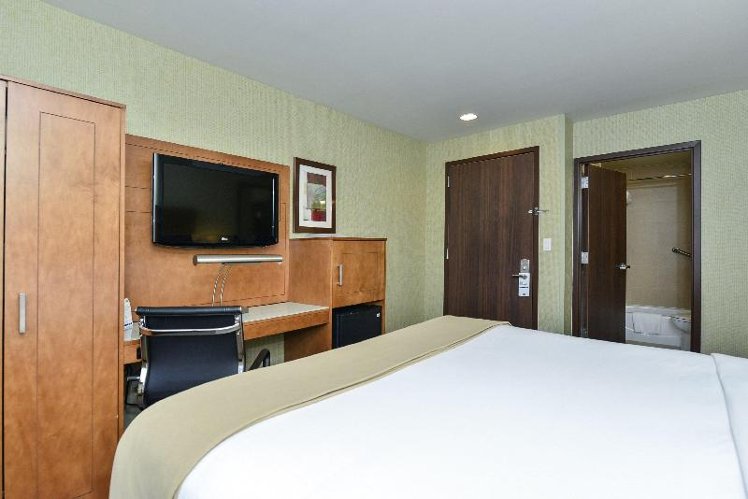 DOUBLE QUEEN SIZE BED Room