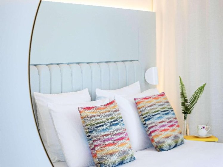 DOUBLE DELUXE QUEEN BED Room