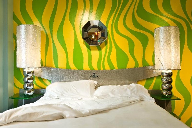 DOUBLE DELUXE QUEEN BED Room