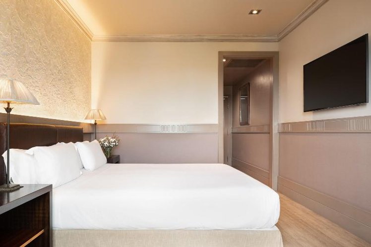 DOUBLE DELUXE ONE BED Room