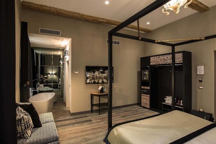 DOUBLE DELUXE QUEEN BED Room
