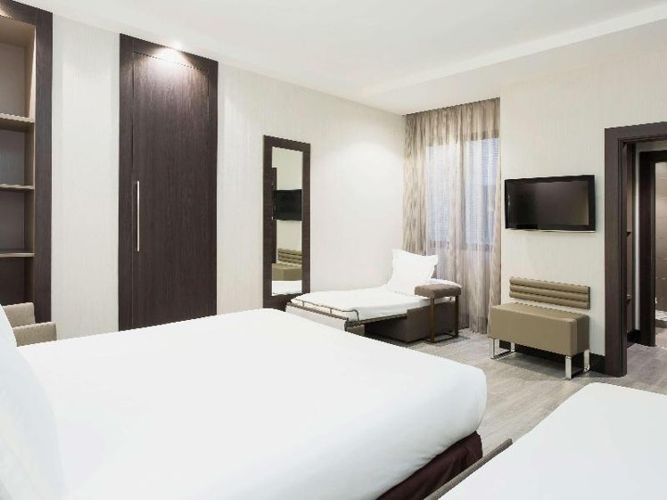DOUBLE QUEEN SIZE BED Room