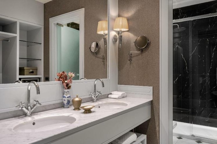 DOUBLE PREMIUM KING BED Room