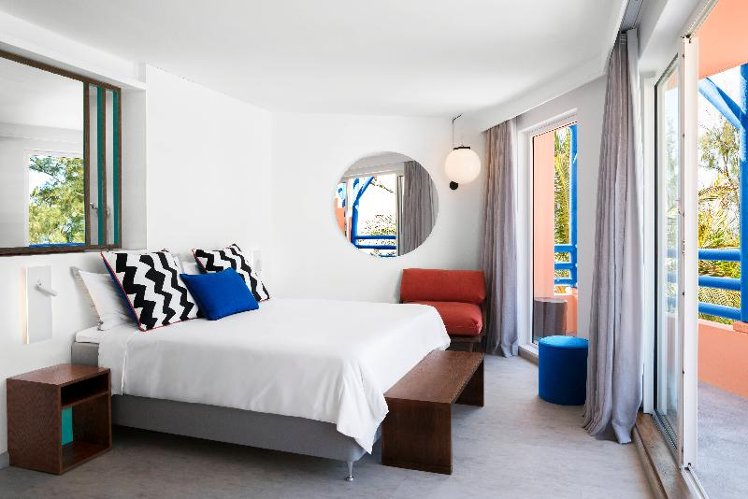 SINGLE POOL VIEW Room